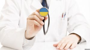 лікарь з фонендоскопом